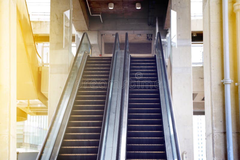 Escaleras vacías de la escalera móvil en el edificio público imagenes de archivo Escaleras vacías de la escalera móvil en el edificio público imagenes de archivo
