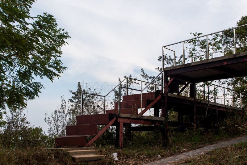 Escaleras viejas del hierro que van al moho en el bosque fotografía de archivo libre de regalías Escaleras viejas del hierro que van al moho en el bosque fotografía de archivo libre de regalías