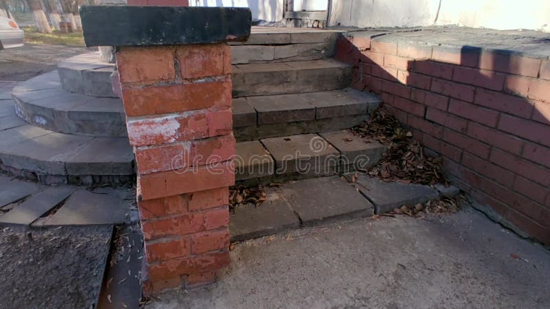 Escalier en brique sous le soleil