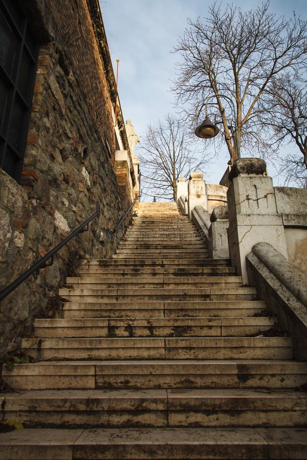 Escalier en pierre d'un vieux bâtiment Vue de bas en haut images libres de droits Escalier en pierre d'un vieux bâtiment Vue de bas en haut images libres de droits