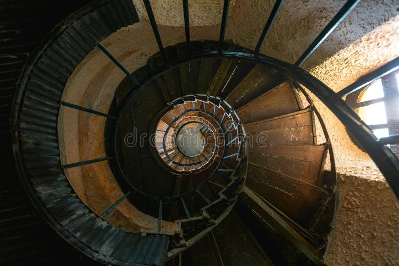 Escalier en spirale de vieux vintage dans le manoir abandonné Vue supérieure photo libre de droits Escalier en spirale de vieux vintage dans le manoir abandonné Vue supérieure photo libre de droits