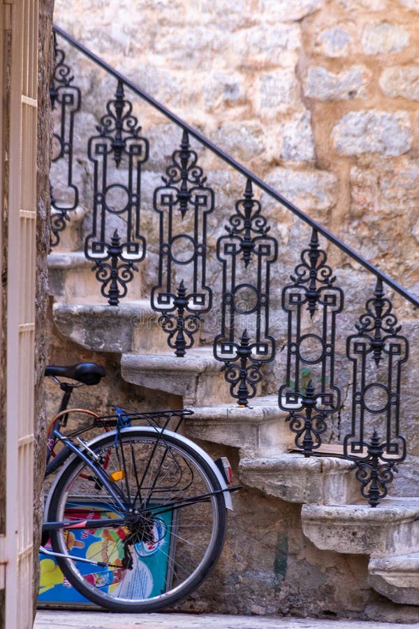 Escalier orné dans la vieille ville de Budva, Monténégro photos libres de droits Escalier orné dans la vieille ville de Budva, Monténégro photos libres de droits