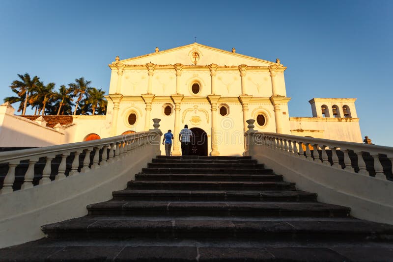 Escaliers amenant à San Francisco Catholic Church à Grenade, Nicaragua image stock Escaliers amenant à San Francisco Catholic Church à Grenade, Nicaragua image stock