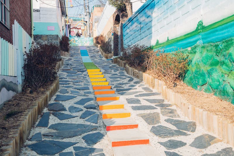Escaliers colorés dans le village de conte de fées de Songwol-Dong, Incheon, Corée photographie stock Escaliers colorés dans le village de conte de fées de Songwol-Dong, Incheon, Corée photographie stock