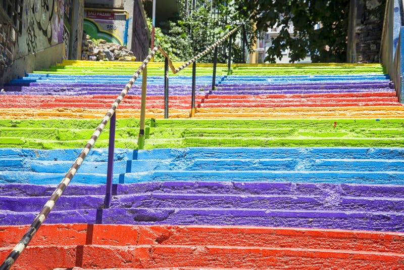 Escaliers D'arc-en-ciel D'Istanbul Image stock - Image du jaune, concret: 41912683