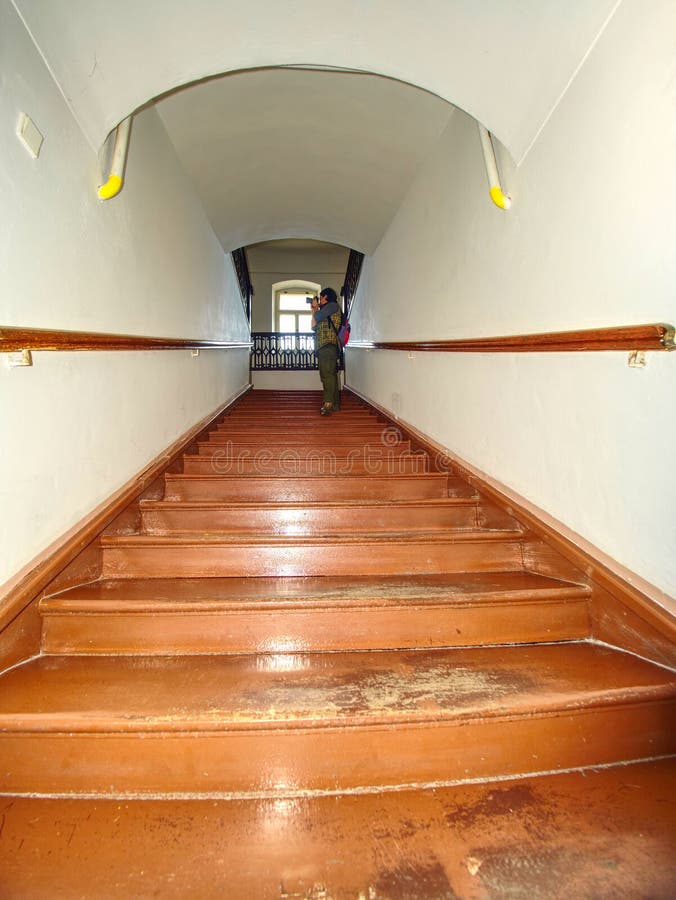 Escaliers en bois avec rampe dans le grenier dans un intérieur rustique images libres de droits Escaliers en bois avec rampe dans le grenier dans un intérieur rustique images libres de droits