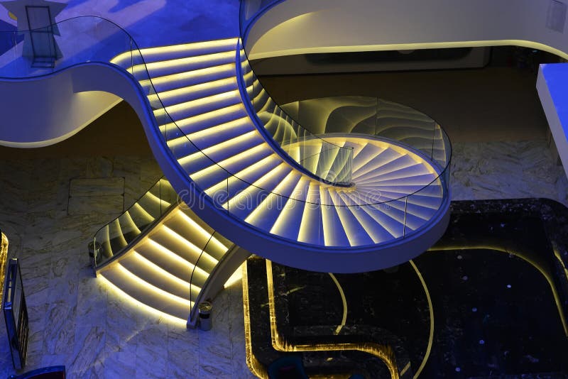 Escaliers en spirale modernes décorés de la lumière menée