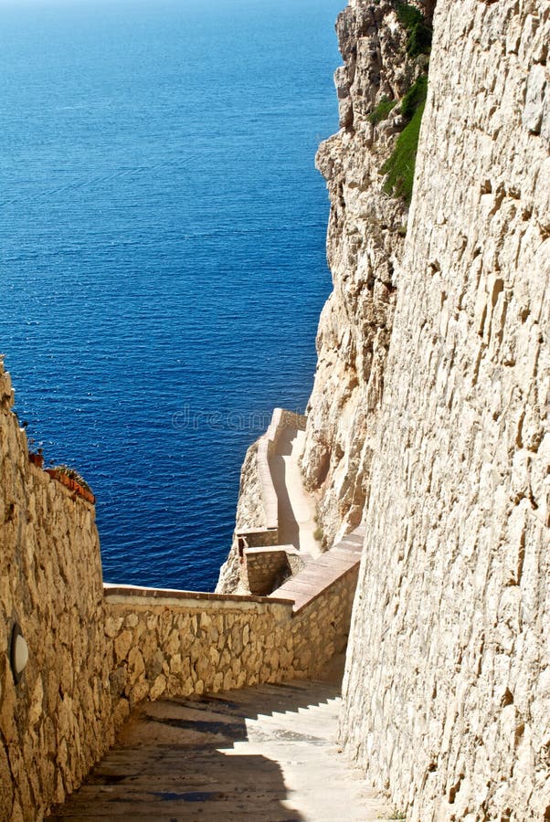 Escaliers à la caverne de nature dans le capo Caccia photographie stock Escaliers à la caverne de nature dans le capo Caccia photographie stock