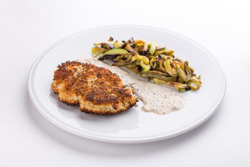 Escalope de veau de porc avec les pommes de terre frites et la sauce à champignon et blanche d'isolement sur le fond blanc image stock Escalope de veau de porc avec les pommes de terre frites et la sauce à champignon et blanche d'isolement sur le fond blanc image stock
