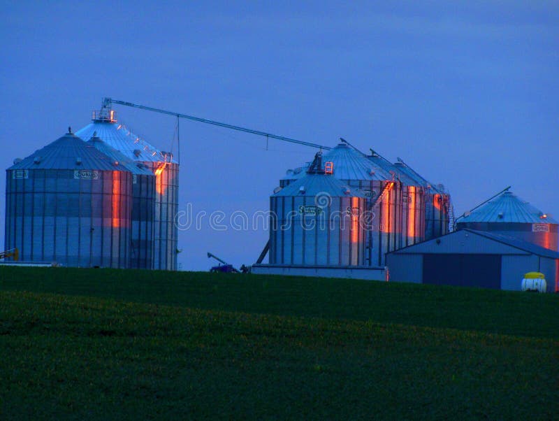 Escaninhos da grão na exploração agrícola de Iowa foto de stock Escaninhos da grão na exploração agrícola de Iowa foto de stock