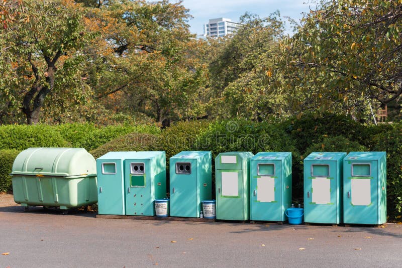 Escaninhos de lixo na rua da cidade, Tóquio, Japão Quadro para o texto Copie o espaço para o texto fotografia de stock Escaninhos de lixo na rua da cidade, Tóquio, Japão Quadro para o texto Copie o espaço para o texto fotografia de stock