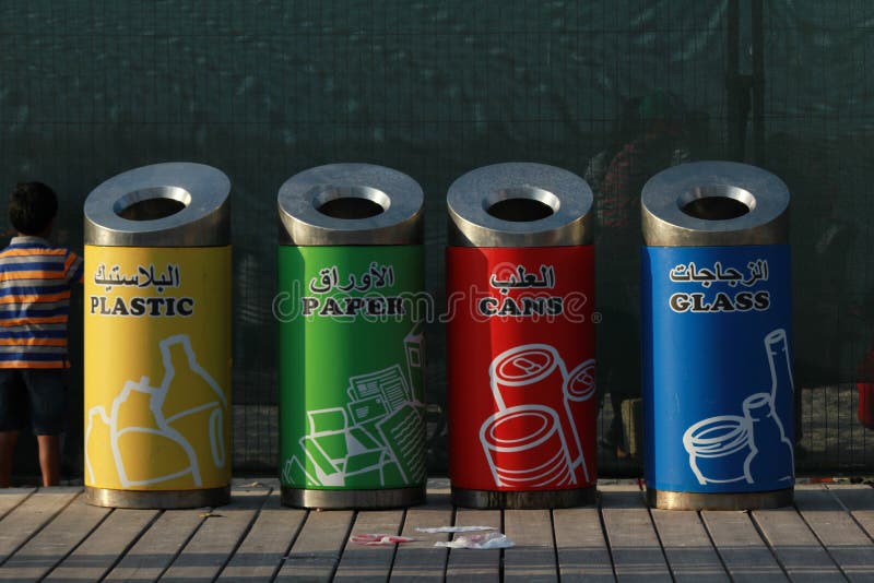 Escaninhos waste bonitos e coloridos fotografia de stock Escaninhos waste bonitos e coloridos fotografia de stock
