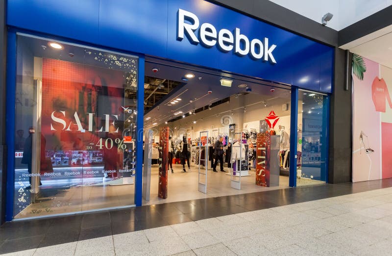 Escaparate De La Tienda De Reebok En El Centro De Fotografía editorial - Imagen de hipermercado, interior: 107296827