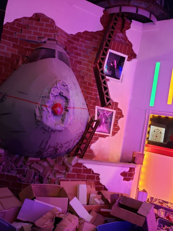 Escape Room Art by Venezuelan Artist Pepe López Performing Empty Hooks