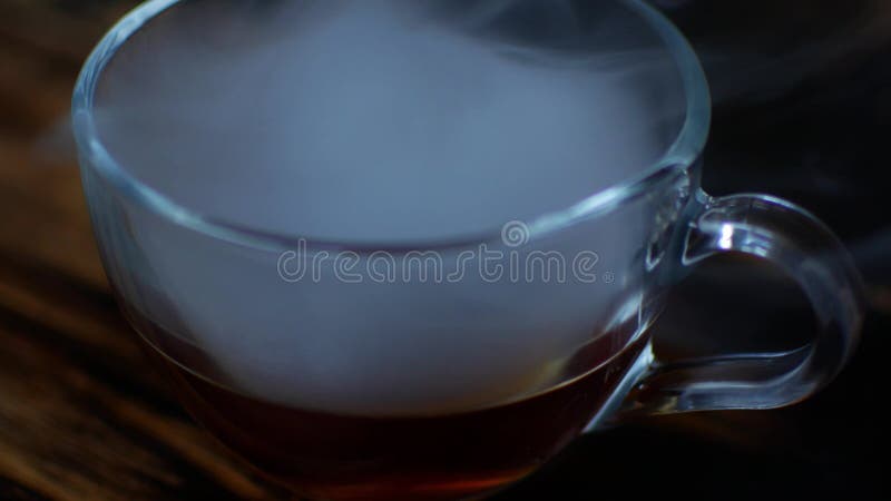 Escapes do fumo do copo tiro em um café