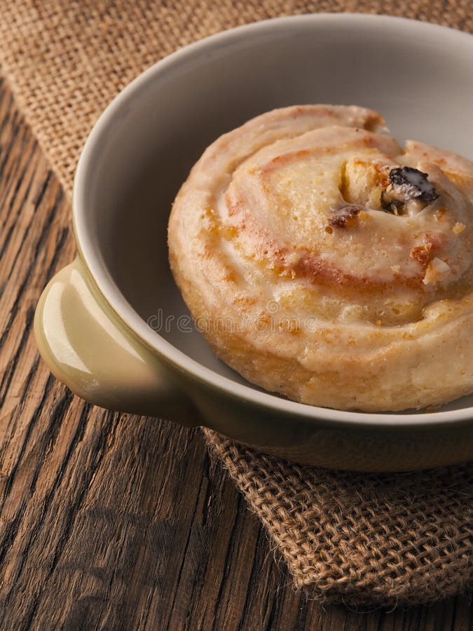 Escargot savoureux de raisin sec avec du sucre glace photos stock Escargot savoureux de raisin sec avec du sucre glace photos stock