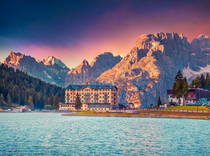 Escena colorida de la mañana del lago Misurina imagen de archivo Escena colorida de la mañana del lago Misurina imagen de archivo