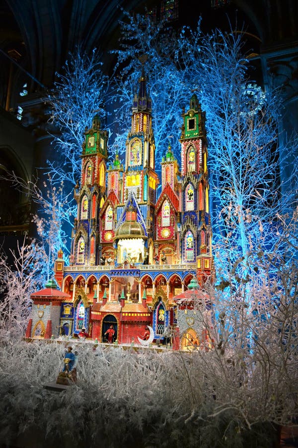 Escena de la natividad por d?as de fiesta de la Navidad dentro de la catedral de Notre-Dame en Par?s, Francia imágenes de archivo libres de regalías Escena de la natividad por d?as de fiesta de la Navidad dentro de la catedral de Notre-Dame en Par?s, Francia imágenes de archivo libres de regalías