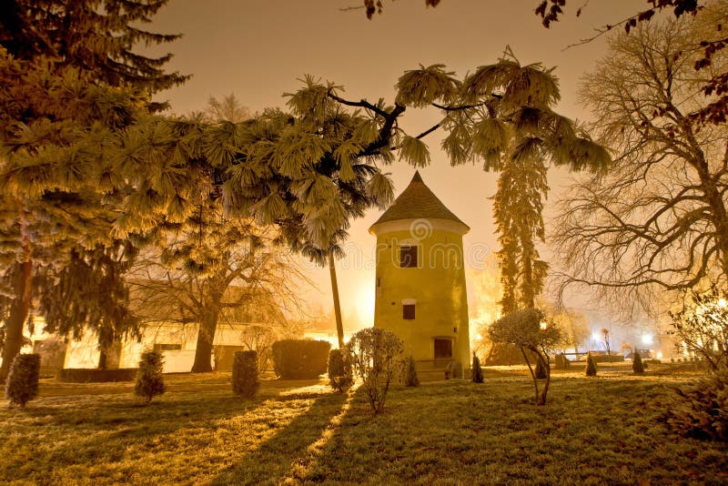 Escena de la noche del invierno de Vrbovec en parque fotografía de archivo libre de regalías Escena de la noche del invierno de Vrbovec en parque fotografía de archivo libre de regalías