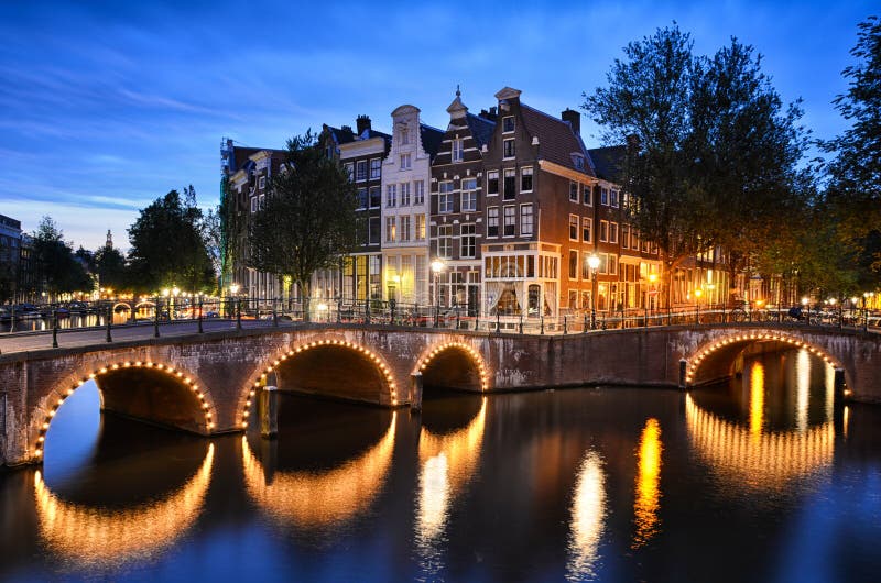 Escena de la noche en un canal en Amsterdam, Países Bajos foto de archivo Escena de la noche en un canal en Amsterdam, Países Bajos foto de archivo