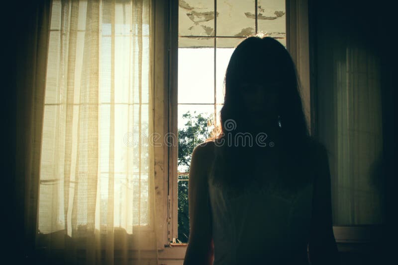 Escena del horror de la silueta femenina imágenes de archivo libres de regalías Escena del horror de la silueta femenina imágenes de archivo libres de regalías