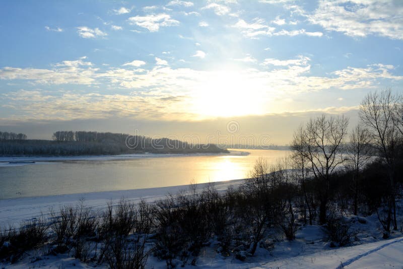 Escena del invierno con el río no congelado Opinión del país de las maravillas del principio de la puesta del sol fotografía de archivo libre de regalías Escena del invierno con el río no congelado Opinión del país de las maravillas del principio de la puesta del sol fotografía de archivo libre de regalías