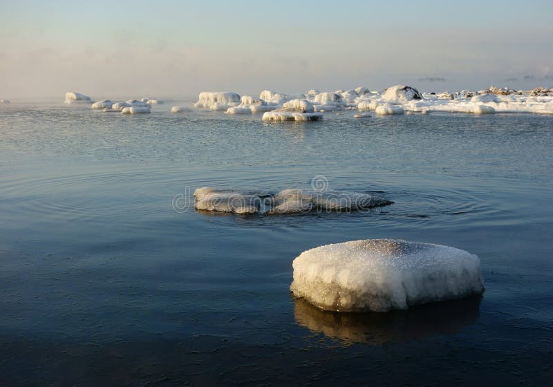 Escena del invierno con las rocas nevadas por el mar Báltico en Helsinki, Finlandia imágenes de archivo libres de regalías Escena del invierno con las rocas nevadas por el mar Báltico en Helsinki, Finlandia imágenes de archivo libres de regalías
