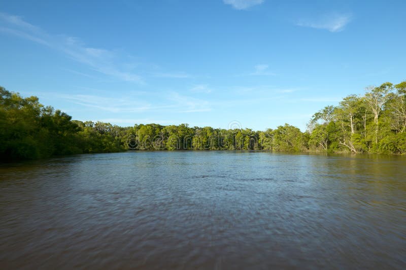 Escena hermosa del río y cielo azul sin gente imagen de archivo libre de regalías Escena hermosa del río y cielo azul sin gente imagen de archivo libre de regalías