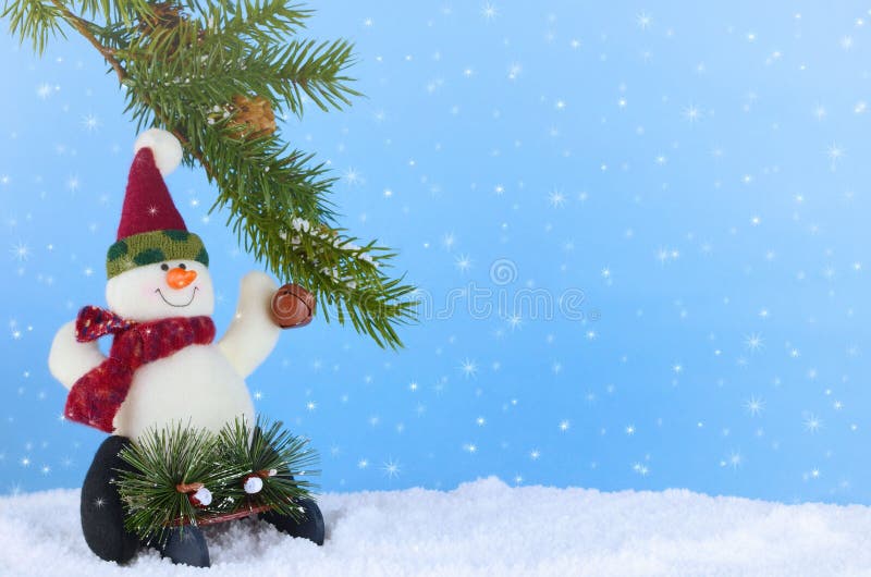 Escena navideña en invierno de adorable muñeco de nieve lucida jugando bajo una rama de pino en nieve artificial imagen de archivo Escena navideña en invierno de adorable muñeco de nieve lucida jugando bajo una rama de pino en nieve artificial imagen de archivo