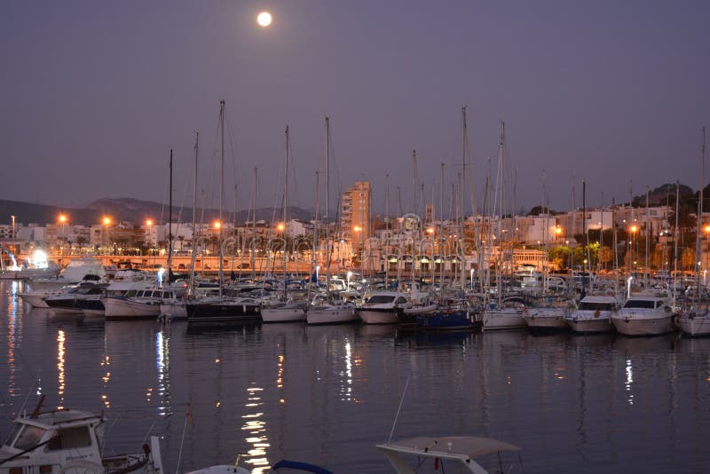 Escena portuaria mediterránea con barcos en el puerto deportivo, al amanecer foto de archivo Escena portuaria mediterránea con barcos en el puerto deportivo, al amanecer foto de archivo