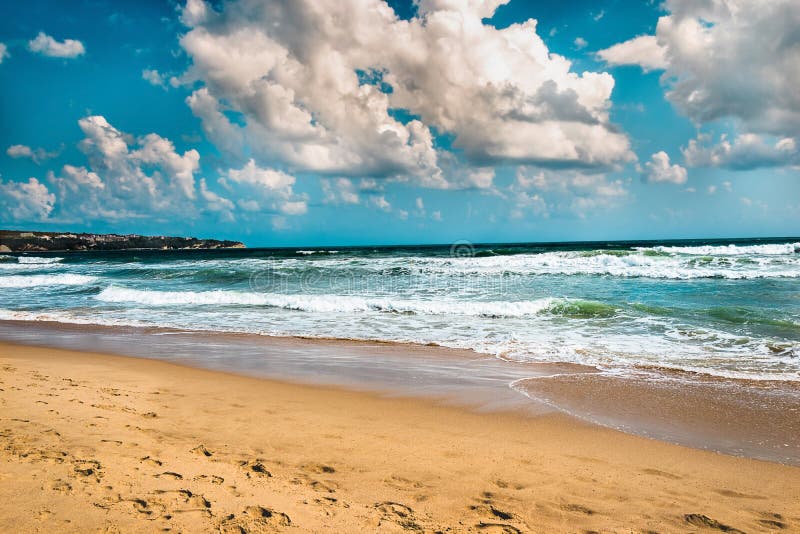 Escenario de nubes marinas. paisaje tropical con olas de arena o océano. tranquilidad en el paraíso de relajación con salpicaduras imagen de archivo libre de regalías