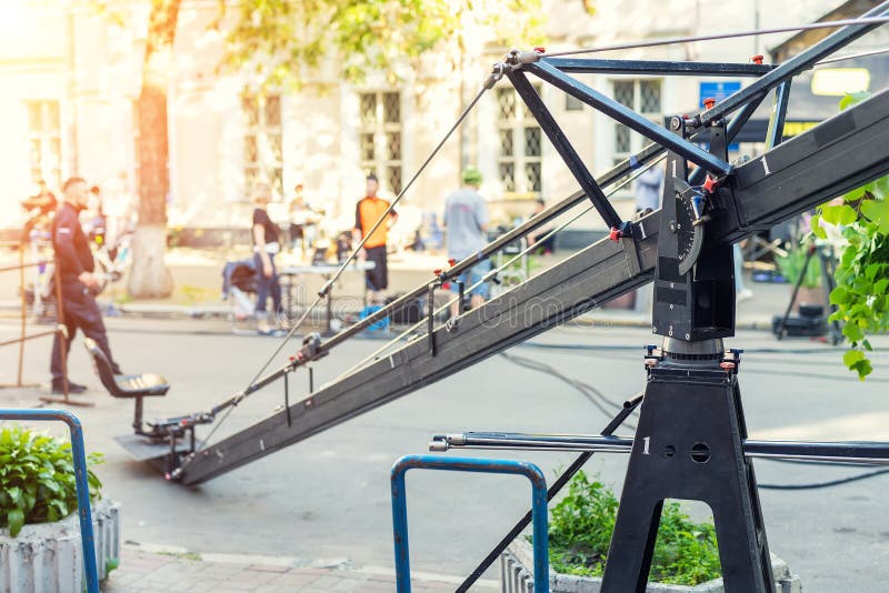 Escenario de película con el equipo y el equipo profesionales de la producción de los medios en la calle de la ciudad Rodaje de p fotografía de archivo Escenario de película con el equipo y el equipo profesionales de la producción de los medios en la calle de la ciudad Rodaje de p fotografía de archivo
