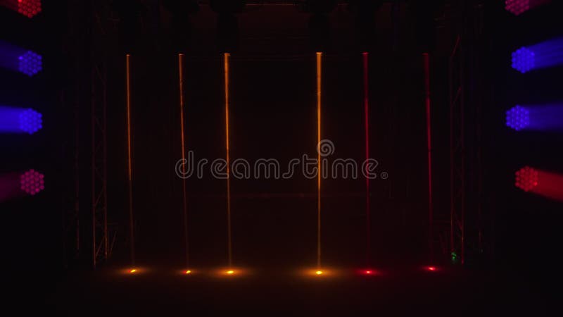 Escenario vacío con focos brillantes de colores y rayos láser holograma. haces de luz volumétricos para su vídeo o almacen de metraje de vídeo