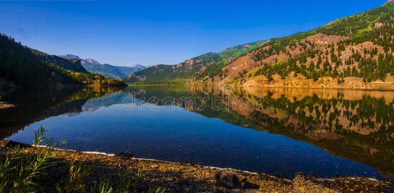 Escenas del espejo de Rocky Mountain Reflections Colorado Bliss imagen de archivo Escenas del espejo de Rocky Mountain Reflections Colorado Bliss imagen de archivo