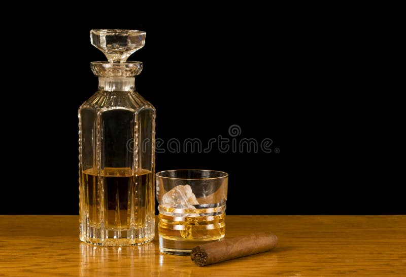 Escocés y escocés-rocas con el cigarro imagen de archivo libre de regalías Escocés y escocés-rocas con el cigarro imagen de archivo libre de regalías