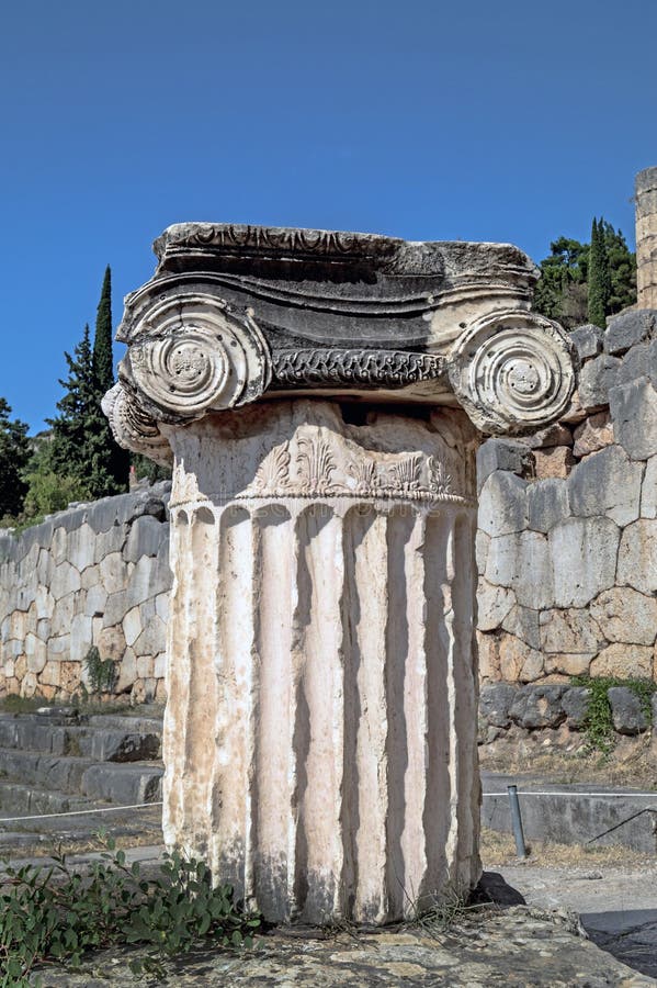 Escoja el capital iónico de la orden en Delphi en Gree fotos de archivo libres de regalías Escoja el capital iónico de la orden en Delphi en Gree fotos de archivo libres de regalías