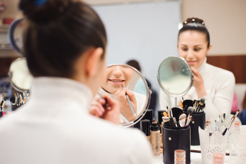 Escola da composição Compõe o artista que faz o profissional para compor da jovem mulher Escola da beleza foto de stock Escola da composição Compõe o artista que faz o profissional para compor da jovem mulher Escola da beleza foto de stock