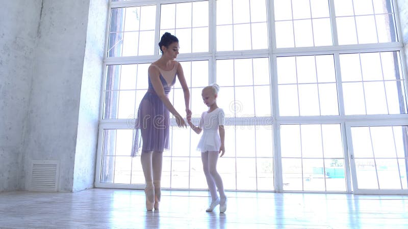 Escola de Ballet Pequenas bailarinas aprendem a dançar Visão linda