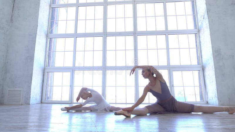 Escola de Ballet Pequenas bailarinas aprendem a dançar Visão linda