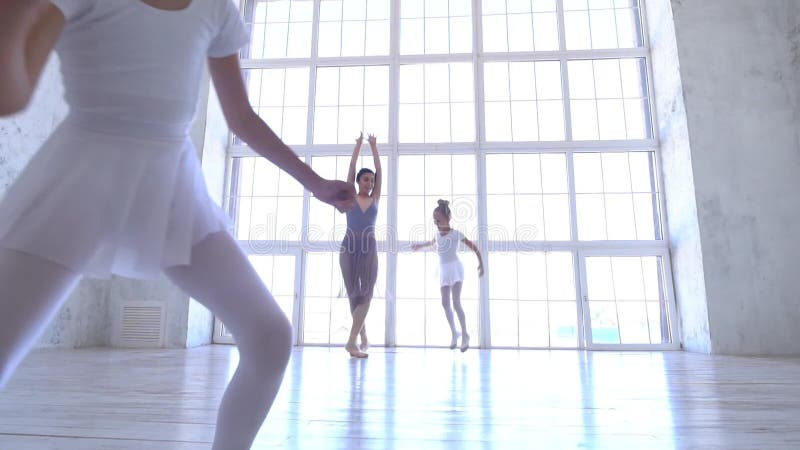 Escola de Ballet Pequenas bailarinas aprendem a dançar Visão linda