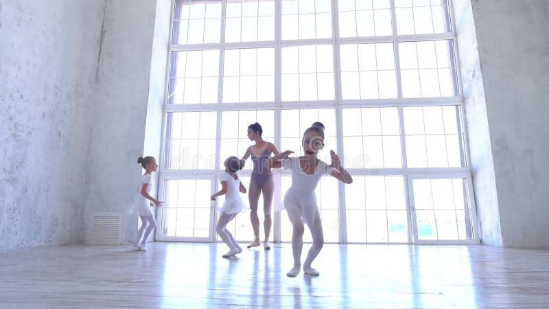 Escola de Ballet Pequenas bailarinas aprendem a dançar Visão linda