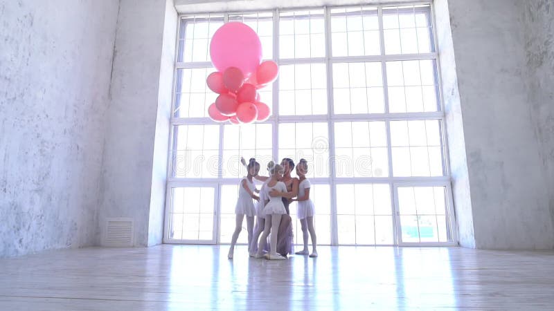 Escola de Ballet Pequenas bailarinas dançando com bolas cor-de-rosa