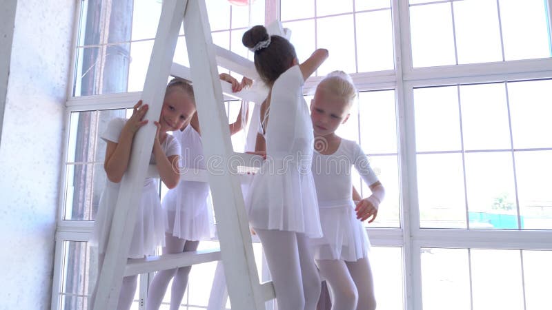 Escola de Ballet Pequenas bailarinas dançando com bolas cor-de-rosa