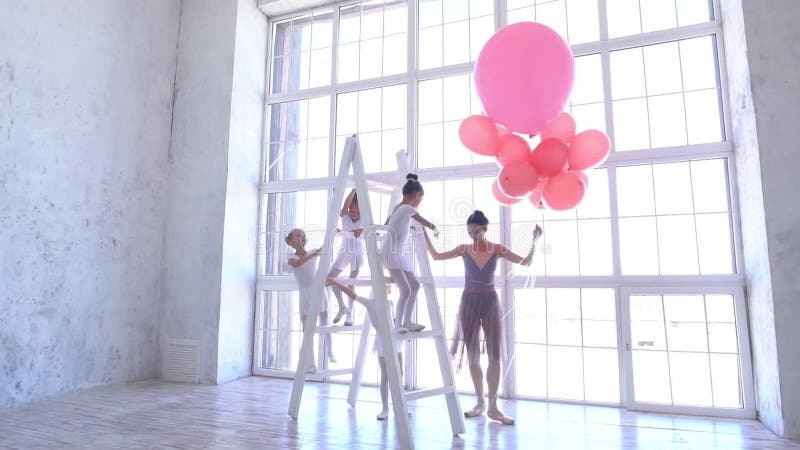 Escola de Ballet Pequenas bailarinas dançando com bolas cor-de-rosa