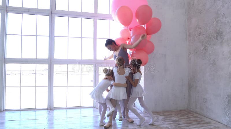 Escola de Ballet Pequenas bailarinas dançando com bolas cor-de-rosa