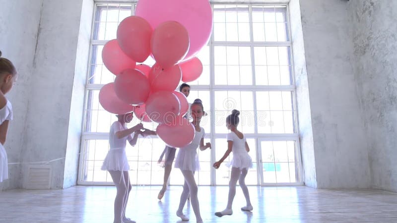 Escola de Ballet Pequenas bailarinas dançando com bolas cor-de-rosa