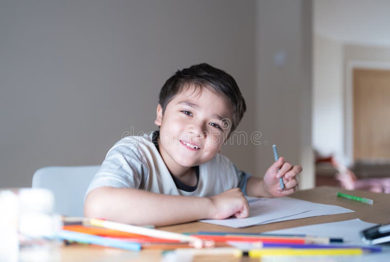 criança jogando jogos online na internet no quarto, retrato de menino  usando tablet digitando ou conversando com amigos de manhã, infância  sentada na cama fazendo lição de casa, criança da escola com