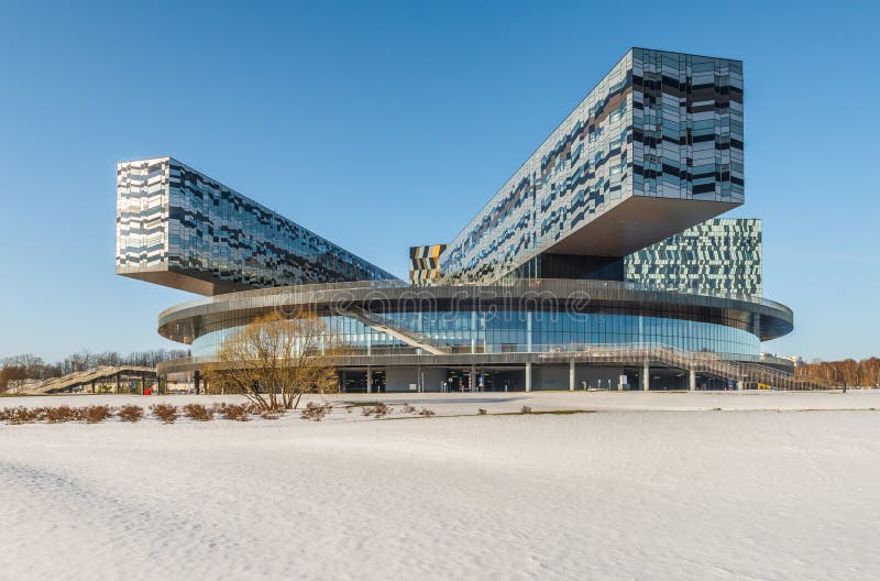 Escola de gestão SKOLKOVO de Moscou no inverno imagem de stock Escola de gestão SKOLKOVO de Moscou no inverno imagem de stock