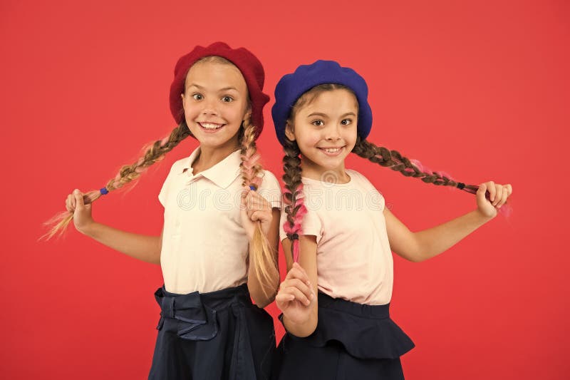 Escola de l?ngua francesa Conceito da forma da escola As meninas de sorriso do aluno vestem chap?us formais do uniforme e da boin fotos de stock Escola de l?ngua francesa Conceito da forma da escola As meninas de sorriso do aluno vestem chap?us formais do uniforme e da boin fotos de stock