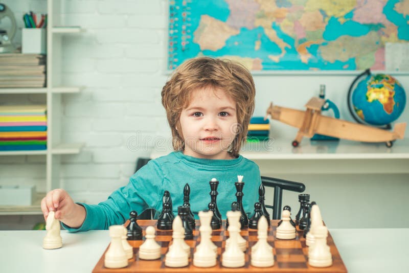 Jogar Xadrez. Escola De Xadrez. Criança Pensa No Jogo De Xadrez. Aluno  Inteligente E Inteligente Da Escola. Jogos Para O Cérebro Foto de Stock -  Imagem de menino, tabuleiro: 273499042